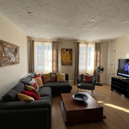 Stay In Yeovil Town Centre, Large 2 Bd Apt With Parking, Sleeps 4 Экстерьер фото