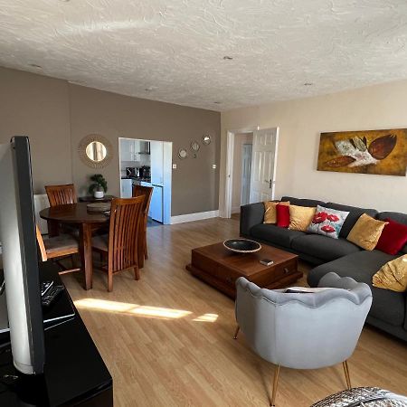 Stay In Yeovil Town Centre, Large 2 Bd Apt With Parking, Sleeps 4 Экстерьер фото