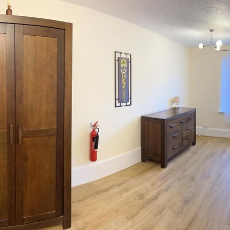 Stay In Yeovil Town Centre, Large 2 Bd Apt With Parking, Sleeps 4 Экстерьер фото