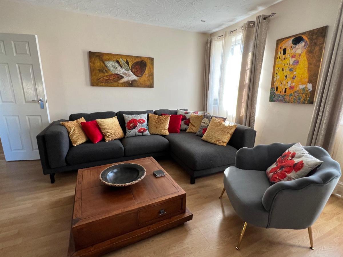 Stay In Yeovil Town Centre, Large 2 Bd Apt With Parking, Sleeps 4 Экстерьер фото