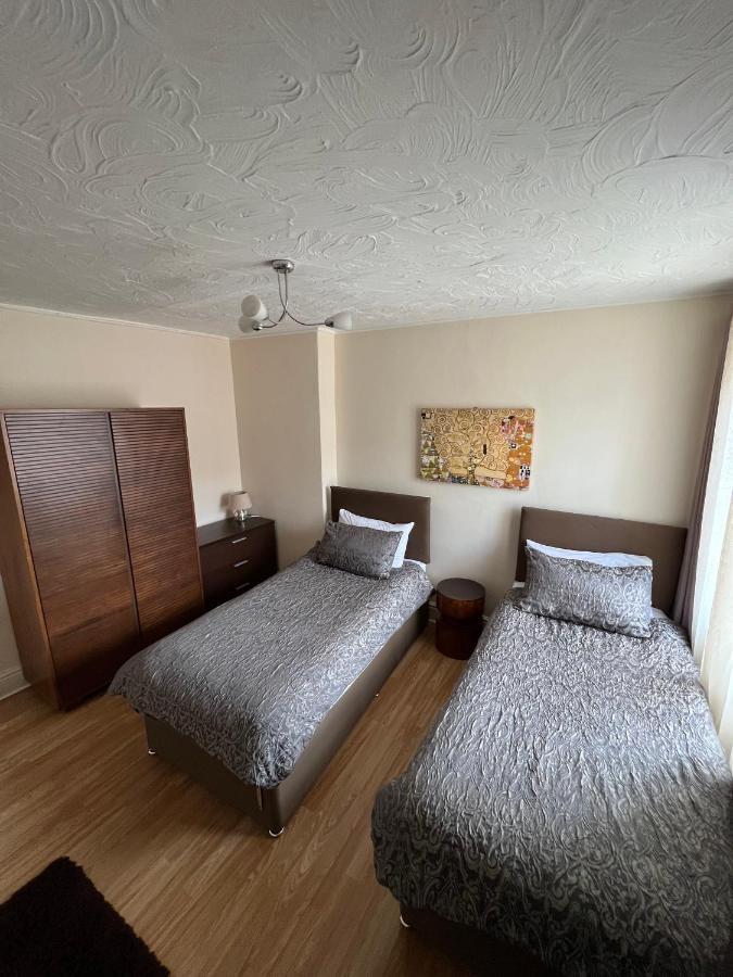 Stay In Yeovil Town Centre, Large 2 Bd Apt With Parking, Sleeps 4 Экстерьер фото