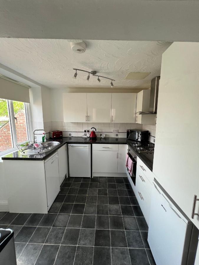 Stay In Yeovil Town Centre, Large 2 Bd Apt With Parking, Sleeps 4 Экстерьер фото
