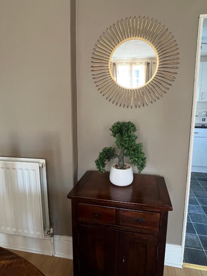 Stay In Yeovil Town Centre, Large 2 Bd Apt With Parking, Sleeps 4 Экстерьер фото