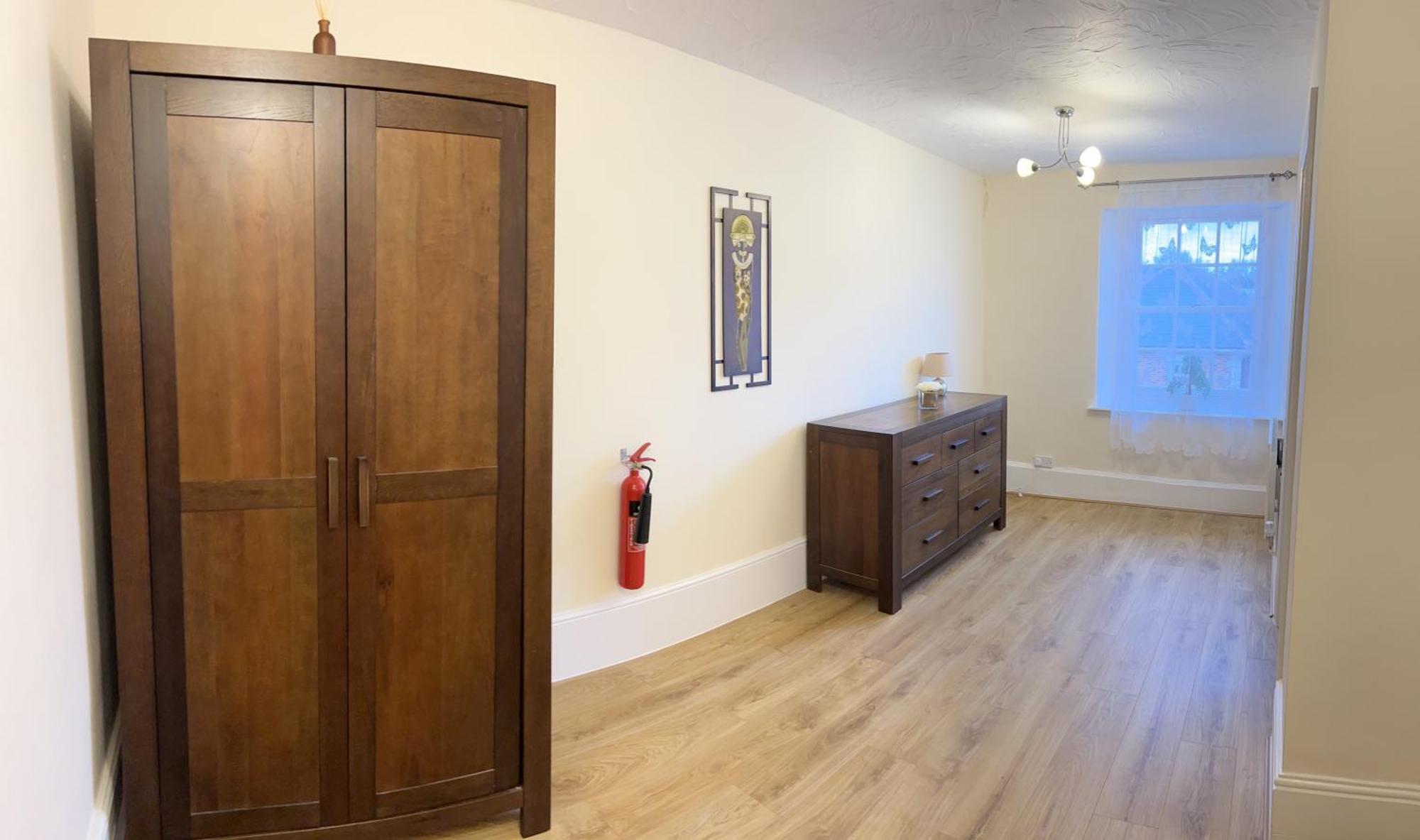 Stay In Yeovil Town Centre, Large 2 Bd Apt With Parking, Sleeps 4 Экстерьер фото