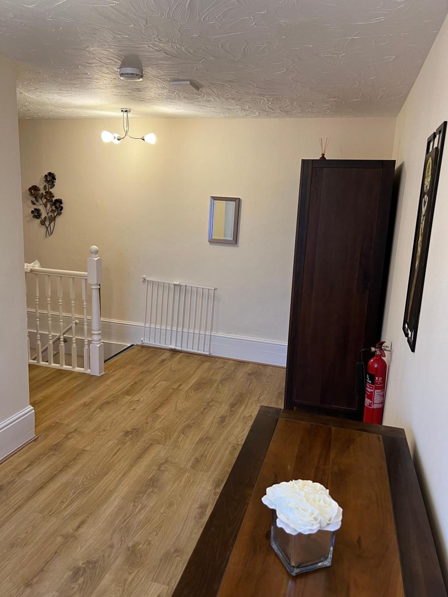 Stay In Yeovil Town Centre, Large 2 Bd Apt With Parking, Sleeps 4 Экстерьер фото